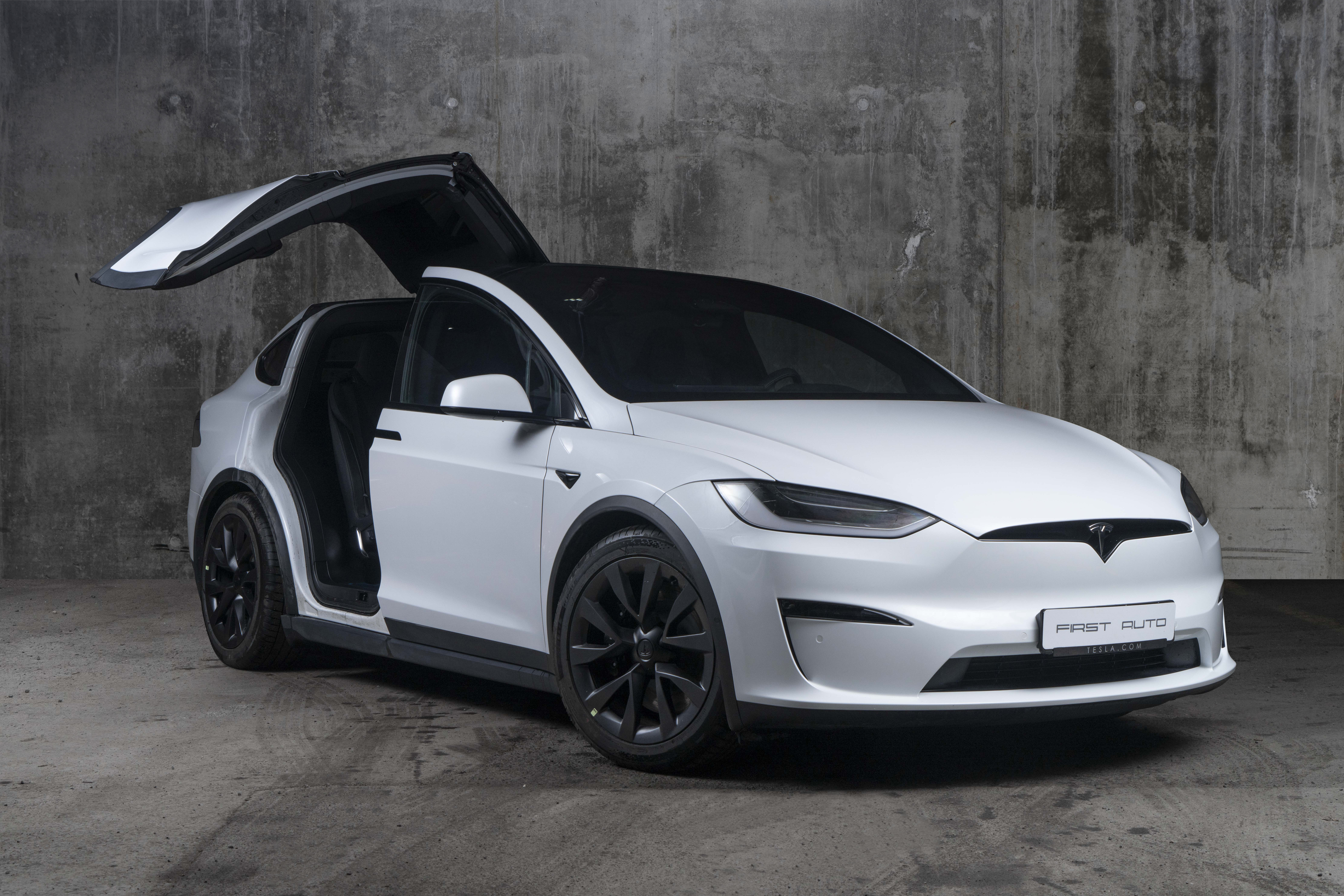 First Auto hvit tesla model x